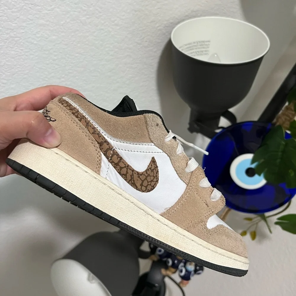 NIKE JORDAN 1 Low SE Brown Elephant Sneakers - Picture 6 of 16